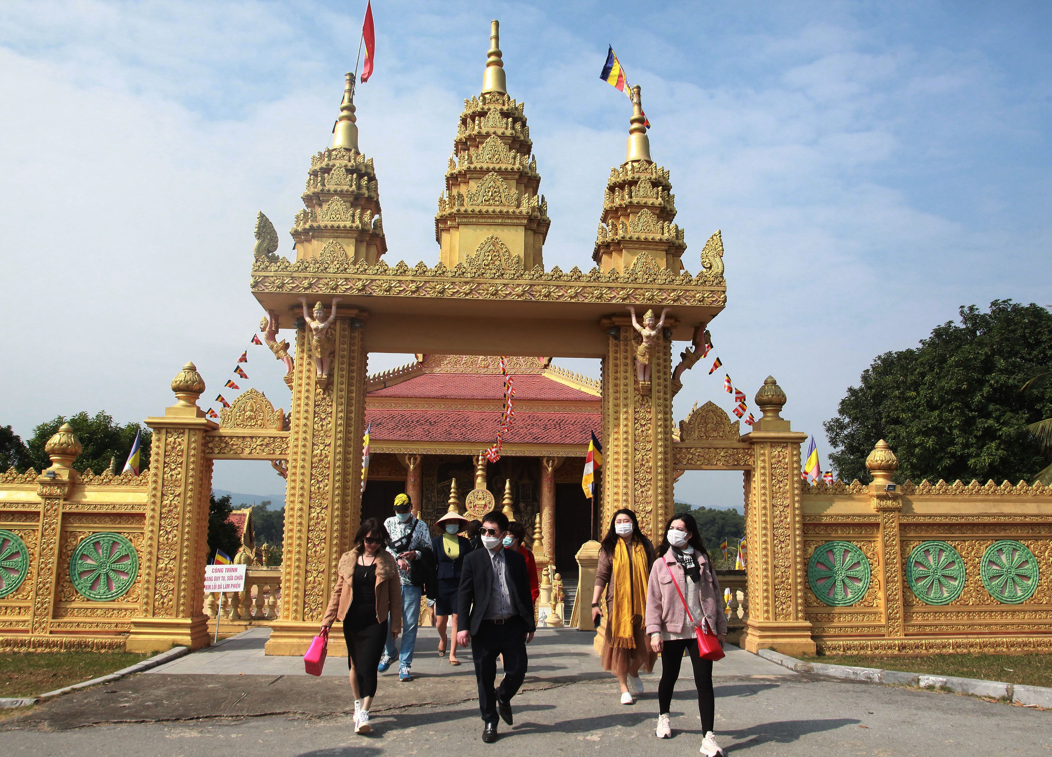 Đoàn khảo sát tại quần thể chùa Khmer